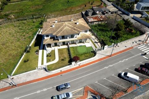 MORADIA T4 PARA VENDA A 500M DO CENTRO DE OLIVEIRA DO BAIRRO Se procura uma moradia com boas áreas, confortável e bem localizada, esta é a oportunidade perfeita! Localização privilegiada – A apenas 500 metros do centro de Oliveira do Bairro, com fáci...