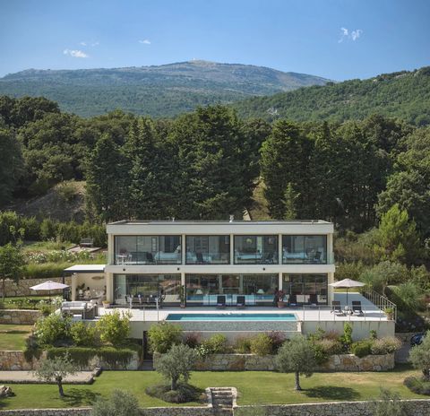 Luxueuse Villa Neuve avec Vue Panoramique et Piscine à Châteaune