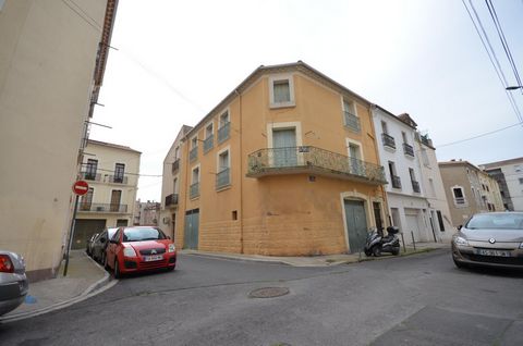 Maison de ville de 170m2 à fort potentiel locatif pour 2/3 appartements à rafraichir avec 2 grands garages