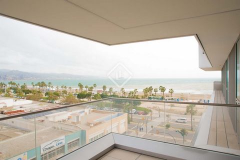Lucas Fox presenta este espectacular piso de obra nueva en Málaga Towers, un residencial de lujo en la Costa del Sol. Esta exclusiva promoción se ubica en primera línea de playa, por lo que ofrece impresionantes vistas al mar, además de contar con in...