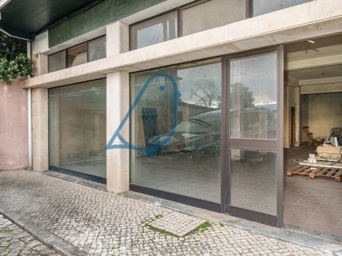 Store with an area of 156m2 consisting of a large shopping area and bathroom. Street parking next to the building. Store located in a very busy residential and commercial area! Don't miss this opportunity. ____________________________ Boutique d'une ...