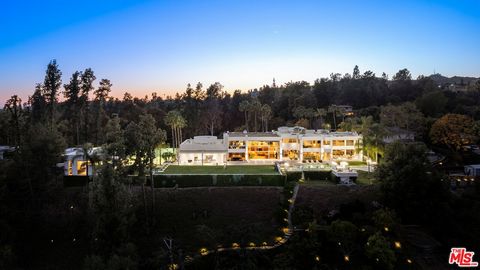 Perched within Pasadena's most coveted enclave, this architectural triumph by Buff, Smith & Hensman is a breathtaking synthesis of modernist design and natural grandeur. Envisioned as a seamless extension of its pristine 3.4-acre surroundings, 300 N ...