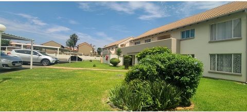 This apartment is set in a neat and well run complex. Inside the boomed off suburb with 24 hour security. The unit has an open plan set up with space for the lounge and dining area leading onto a very well set out kitchen.  The kitchen has granite co...
