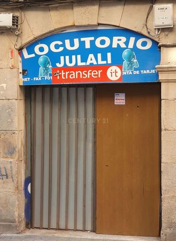 Local comercial de 43 metros cuadrados a la calle Urazurrutia. Diáfano con varios aseos y ventana a patio interior, además de a la calle. Necesita algo de reforma, para adecuarlo a gusto para realizar cualquier actividad comercial.