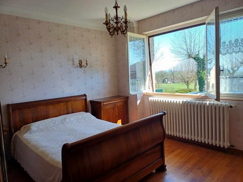 Idéalement située au calme dans le cœur du village de Privezac à 3km de Lanuéjouls, 20 minutes de Villefranche et 25 minutes de Rodez.