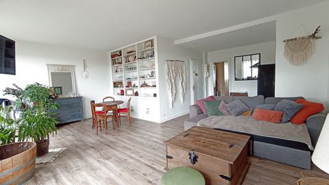 Centre ville. A proximité des écoles, du collège, des commerces et de la gare. Situé au 6ème étage avec ascenseur, très bel appartement traversant de 78.46 m2 Loi Carrez, comprenant entrée, cuisine séparée, double séjour de 29 m2 (possibilité de troi...