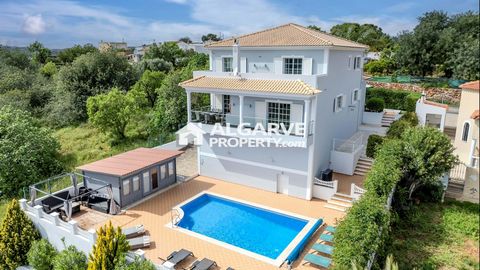 Bonita moradia V5 excelentemente localizada numa zona muito tranquila entre Vilamoura e Boliqueime. Junto a um restaurante, perto do campo de golfe e da Escola Internacional em Vilamoura. Fácil acesso a todas as estradas principais. A propriedade est...