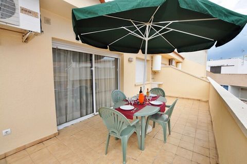 Welcome to your ideal retreat in the heart of Roses! This spacious 60 m² apartment boasts two inviting bedrooms and can comfortably accommodate up to five guests, making it perfect for families or groups of friends. Just a short 50 meters from the sa...