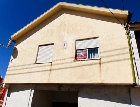 Conjunto de 2 casas geminadas, para remodelação, situadas em Vale Mendiz, coração do Alto  Douro Vinhateiro. As moradias caracterizam-se da seguinte forma: 1 - Casa com 2 pisos, antiga mercearia de aldeia, com uma área de implantação de 25 m2, consti...