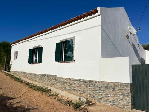 Situado a apenas 2,5 km do Cercal do Alentejo, este encantador monte alentejano beneficia de uma localização privilegiada, rodeado pela beleza natural da região e com facilidade de acesso a todas as comodidades necessárias. A habitação foi completame...