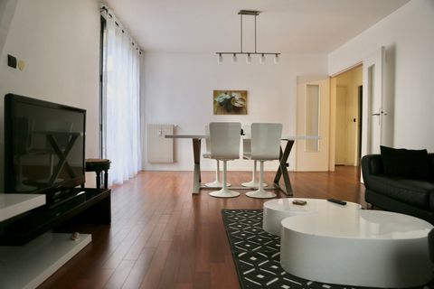 Appartement : 2 chambres, au coeur d'un parc arboré clos, une cave (possibilité de stationnement) ;
