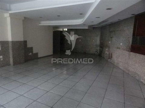 Loja destinada a comércio, composta por um espaço amplo, cozinha, 2 WC, vestário/sanitário e arrumo. Localizada na freguesia de São Tiago de Candoso, em uma zona central, a loja oferece uma excelente oportunidade para quem busca um local bem posicion...