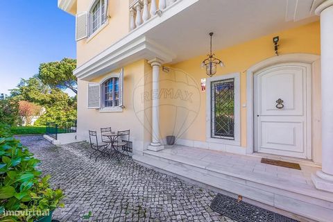 Moradia T4 de Luxo na Quinta Grande – Espaço, Conforto e Exclusividade! Apresentamos esta imponente moradia T4 em banda de Gaveto, com 4 pisos, situada na prestigiada zona da Quinta Grande, em Alfragide. Com 313 m² de área útil e inserida num lote de...