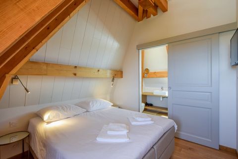 Das Ferienhaus liegt in einer ländlichen Gegend, die von Hügeln, Wäldern und Seen geprägt ist. Dieses geräumige Haus ist sehr gut für mehrere Familien geeignet. Das Haus und die umliegende überdachte Terrasse bieten einen herrlichen Blick über das Ta...