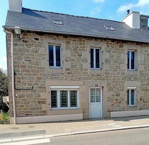 Charmante maison en pierre alliant authenticité et confort moderne, avec jardin ensoleillé et bureau, au cœur d’un village dynamique à deux pas des commodités.