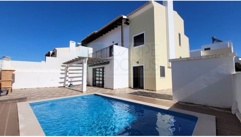 Negociável - Situada nos arredores de Vila Nova de Cacela, a apenas 3 km da deslumbrante Praia da Manta Rota, esta magnífica moradia T3 combina design contemporâneo, espaços amplos e excelente luminosidade. A espaçosa sala de estar, banhada por luz n...