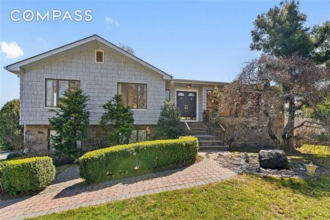 Eccezionale ranch rialzato ristrutturato e soleggiato, ideale per la vita moderna e spettacolare intrattenimento interno-esterno su un mezzo acro simile a un parco nell'ambito quartiere di Quaker Ridge del distretto scolastico di Scarsdale. Questo lu...