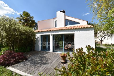 NOTRE DAME DE MONTS (85) entre SAINT JEAN DE MONTS et NOIRMOUTIER maison d'architecte 118 m² 4 chambres , 1 bureau , 2 WC , 2 salle d'eau garage terrain de 1 000 m² puits