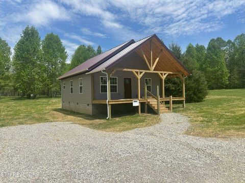Construção de nova casa em 1,5 acres sem restrições! Esta bela cabana tem uma planta aberta com uma grande varanda coberta na frente e nos fundos. A sala de estar tem lareira e a cozinha inclui todos os novos armários personalizados e ilha, com novos...