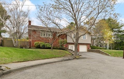 Peter Circle is Marblehead’s best kept secret- close to the beach, downtown, and the rail trail, this quiet cul-de-sac has only six houses. The wide open, bright living space has vaulted beamed ceilings, a dining room with access to the deck/yard, an...