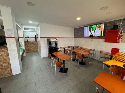 Oportunidade imperdível no coração de Lisboa! Loja com 89 m², atualmente a funcionar como café, localizada na freguesia do Lumiar, uma das zonas com maior procura da cidade. O espaço conta com 2 casas de banho e uma área generosa, ideal tanto para co...