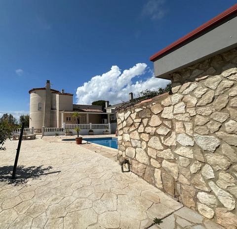 Vacker villa med privat pool i urbaniseringen av Las 3 Calas på Ametlla de Mar Beskrivning: Bottenvåningen: - Lounge - Matsal med tillgång till den täckta terrassen. - Öppet kök med tillgång till den täckta terrassen på sidan av poolen - 2 dubbelrum ...