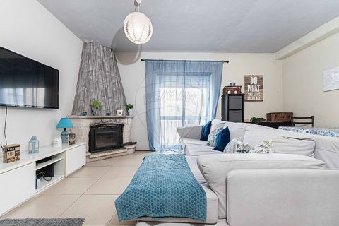 Moradia T3 com Logradouro e Anexo – Alhos Vedros  Apresentamos esta moradia localizada em Alhos Vedros, inserida num terreno com 100m² de área total, ideal para habitação própria ou investimento.  A propriedade conta com uma área bruta de construção ...