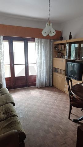 Excelente oportunidade para adquirir um apartamento T2 com 73,30 m² de área, localizado numa das zonas mais centrais e práticas de Odivelas – mesmo em frente à estação do Metro, no coração de todas as comodidades e serviços. Inserido num prédio dos a...