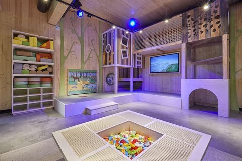 Deze moderne, comfortabele, geschakelde bungalow is gelegen op het autovrije vakantiepark Park Eksel en is ideaal voor een vakantie met vrienden of familie. Buiten beschikt de bungalow over een terras en comfortabel tuinmeubilair. Er is ook een bergi...