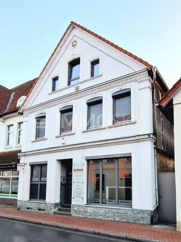 Traumhaus mit Bachzugang Ihr neues Zuhause erwartet Sie! Dieses großzügige Einfamilienhaus mit 250 m² Wohnfläche und 9 Zimmern verbindet modernes Wohnen, Komfort und die Nähe zur Natur. Es bietet nicht nur Platz für die ganze Familie, sondern auch vi...