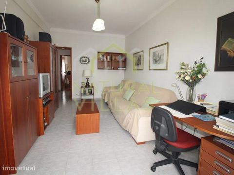 Conforto, luminosidade e proximidade a Lisboa num imóvel pronto a habitar. Apartamento T2 remodelado, em 1º andar de um edifício sem elevador. O imóvel destaca-se pela sua excelente conservação, boa iluminação natural e pela proximidade a todas as co...
