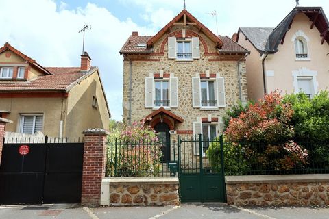 Dpt Marne (51), à vendre DORMANS Maison en pierre meulières de 133m² de Type 6, 4 chambres, sous-sol, garage et jardin