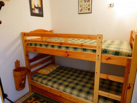 The residence Pierre Blanches is composed of 2 buldings of 4 floors, wirh lift. It is situated in the hamlet of Lay, 1200 m away from the village center and 500 m away from the ski lifts. The shops are close to the residence. Surface area : about 18 ...