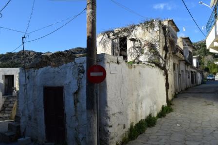 Stavrochori Casa su tre piani da ristrutturare. È di 60m2 su un terreno di 40m2. La casa ha tre stanze e gode della vista sulla piazza del paese. L'acqua e l'elettricità sono facilmente collegabili. Infine la casa dispone di parcheggio in strada.