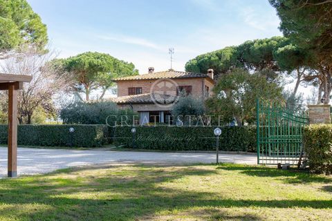 Questa bellissima proprietà è composta da un casale su due livelli di circa 250 mq. Al primo livello entrando ci troviamo in uno spazioso ingresso, a destra del quale c'è 1 open space in cui troviamo la zona pranzo e il salotto dove spicca un belliss...