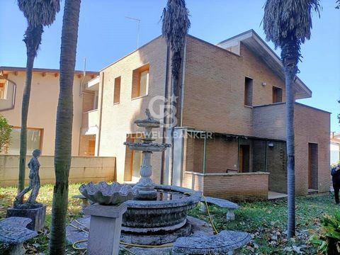 Sutri- central on Viale G. Marconi the newly renovated property. Independent with large garden consists on two levels. Ground floor a bright living room with large window overlooking the garden, a kitchen, a bedroom and a bathroom. Upstairs two other...