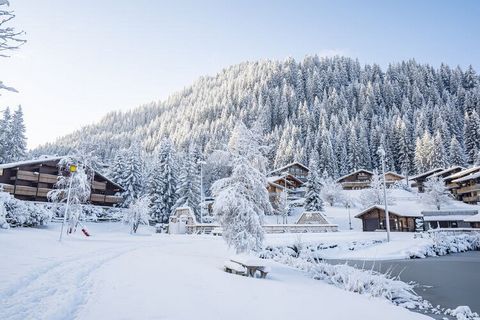 Ten przyjemny dom wakacyjny w Alpach Północnych ma świetną lokalizację w pobliżu terenu narciarskiego i centrum. Jest bardzo odpowiedni dla miłośników sportów zimowych i pieszych wędrówek i może wygodnie pomieścić parę lub małą rodzinę. Świeże bułki ...