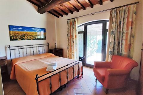 Ta urocza rezydencja w popularnym regionie wypoczynkowym Toskanii oferuje prywatny taras i dostęp do wspólnych basenów. Jest bardzo odpowiedni na wakacje z partnerem lub rodziną.Dom wakacyjny znajduje się 2,5 km od centrum Gambassi Terme, gdzie znajd...