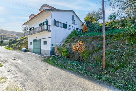 Identificação do imóvel: ZMPT553779 Located just 5km (10min) from the renowned river beach of São Martinho in Nagozelo do Douro, this 4-front villa with privileged views of the Douro valleys develops into a social and private area, highlighting its s...