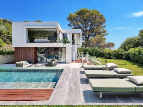 Amanda Properties offers you this superb contemporary villa in the hills above Cannes, just a few minutes from the town centre and the beaches, in absolute peace and quiet and boasting plenty of natural light. Designed down to the smallest detail, en...