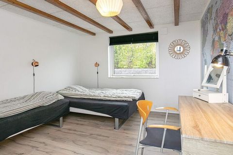Holiday home with whirlpool and sauna located in Eskov Strandpark, high up with good views of the Limfjord. The cottage is furnished with a bright entrance hall and large, bright combined kitchen and living room with lots of windows from which you ca...
