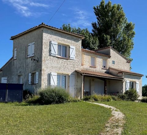 Beautiful Quercy style house built at the end of the 90s renovated in 2018 with 120m2 of living space and composed as follows: Ground floor: Kitchen, dining room with fireplace, living room, 1 bedroom. Upstairs 2 bedrooms, 1 spacious bathroom, separa...