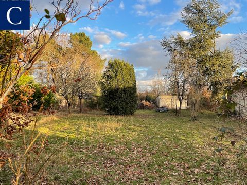 PERIGUEUX 10 MINUTES - COURSAC: Located 8 minutes from supermarkets, 9 minutes from motorway access to Brive and Bordeaux, 300 meters from local shops: Come and quickly discover this superb land located in dead end, quiet, in the heart of shops of 95...