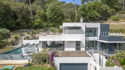 Unique opportunity! Magnificent contemporary villa with uninterrupted views over the village of Biot and the sea. Enjoy a peaceful setting within walking distance of the village. The luminous entrance to this beautiful property opens onto a spacious ...