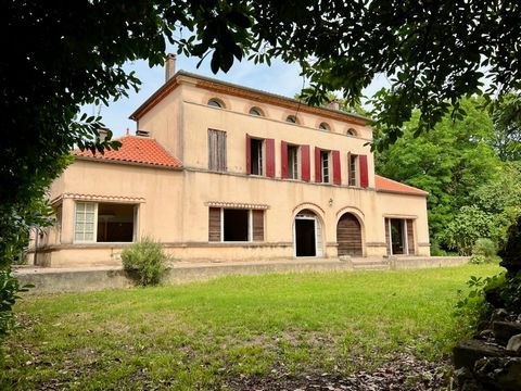 Ref. 4090 Discover this magnificent bourgeois house located in Villeneuve sur Lot., of approximately 360 sqm on a wooded park of approximately 6000m2 a few steps from the shops and the town centre. Its assets: - Beautiful volumes (360m2 of living spa...
