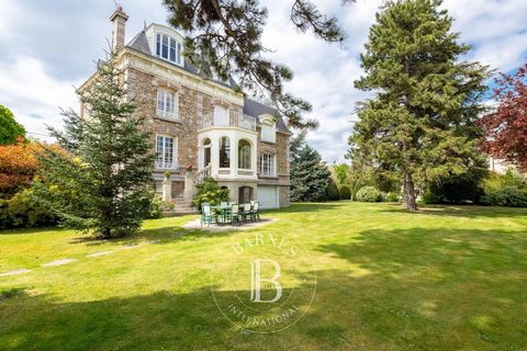 78 - Villennes-sur-Seine - Close to the village centre and the station, on the Ile de Villennes private enclosed estate, exceptional property dating from the early-20th century in a 9,856m² (2.4 acre) park on the banks of the Seine. Featuring a 362m²...