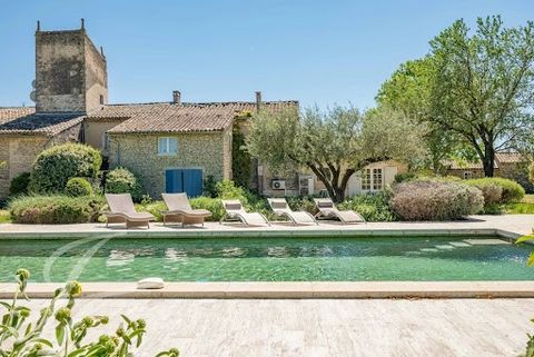 Nestled in the heart of a magnificent 7,000 m2 park, at the foot of the Monts du Vaucluse and facing the Luberon, lies an authentic 18th-century treasure: a former vineyard estate. This remarkable property underwent a complete restoration in 2013 and...