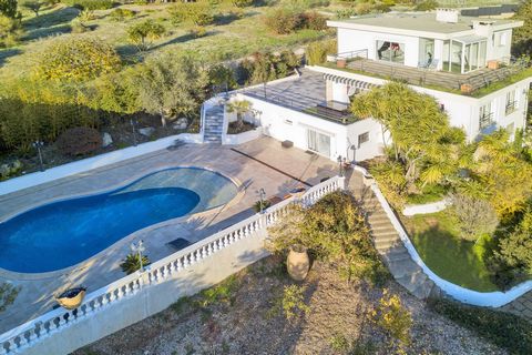 Discover this beautiful villa located in a quiet residential area, with a panoramic sea view. The villa features an entrance hall, a bright and spacious living/dining room with a fireplace, a fully equipped kitchen, 3 bedrooms and 3 bathrooms. The ba...