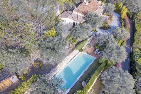 Experience luxury and serenity in this sumptuous villa in Chateauneuf, boasting panoramic sea and mountain views. The property is nestled in a peaceful and private area, with a south-facing orientation that maximizes sunlight. The villa features an e...