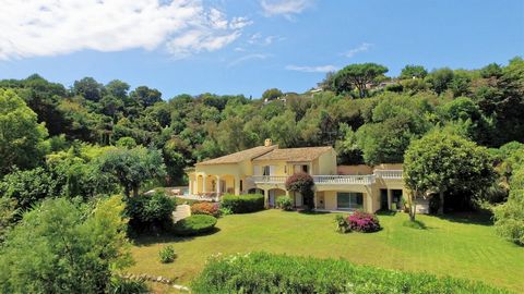 Located in the prestigious Super Cannes district, this real estate ad highlights a unique opportunity to live in an exceptional environment. Nestled between Cannes and Vallauris, this magnificent property offers a panoramic and magical view of the Ba...